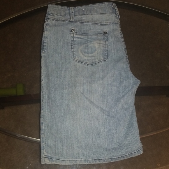 So Wear It Declare It Bermuda Jean Shorts - Picture 3 of 4